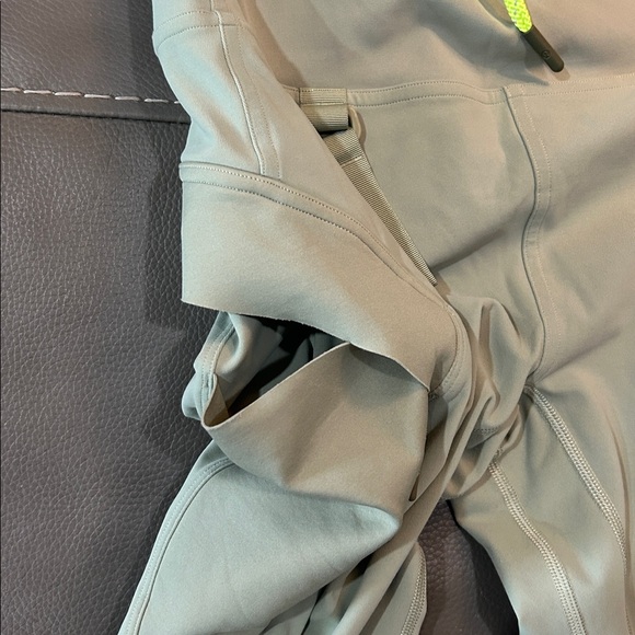 Lululemon Cargo Super-High-Rise Hiking Leggings 25”, size 6 - Picture 6 of 10